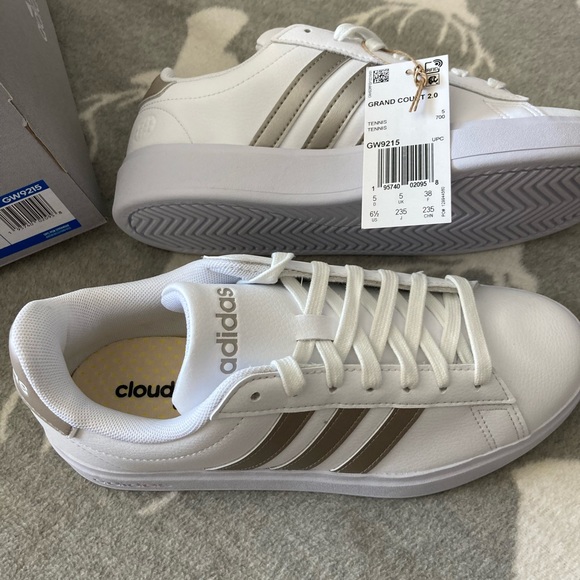 Adidas Grand Court 2.0 sneakers size 6.5 but fit 1/2 size bigger like a 7 - Picture 4 of 6